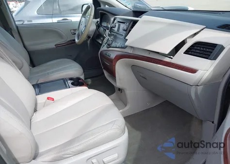 2013 Toyota Sienna Xle V6 8 Passenger z USA, uszkodzony, nr VIN 5TDYK3DC1DS353367